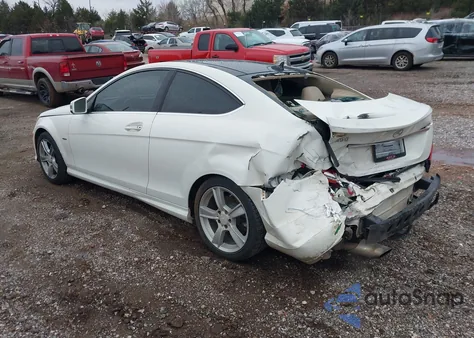 2012 Mercedes-Benz C 250 из США, поврежденный, VIN WDDGJ4HB4CF923775